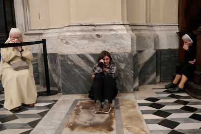 Varios fieles lloran tras asistir a una misa en memoria del difunto papa Francisco, en la Basílica de San Juan de Letrán, en Roma, el lunes.