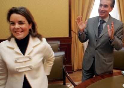 La entonces diputada popular y secretaria ejecutiva de política autonómica del PP, Soraya Sáenz de Santamaría, y el diputado socialista Ramón Jáuregui, en el Congreso de los Diputados, donde ambos debatieron sobre el Estatuto de Cataluña, en 2006.
