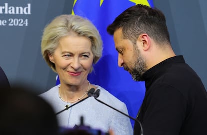 La presidenta de la Comisión Europea, Ursula von der Leyen, junto al presidente ucranio, Volodímir Zelenski, durante la rueda de prensa que clausura la Cumbre por la Paz en Ucrania, este domingo.  