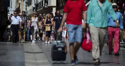 Turistas pasean por el centro de Málaga.