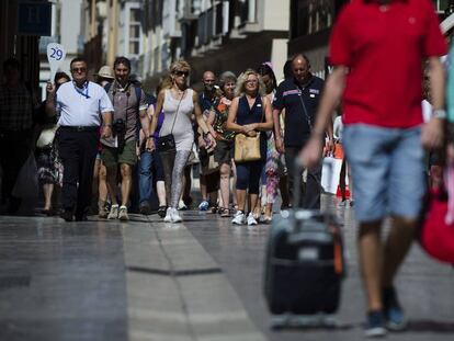 Turistas pasean por el centro de Málaga.