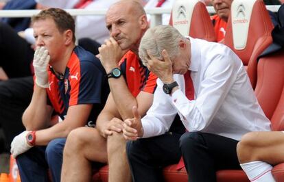 Wenger se lamenta durante el partido ante el West Ham