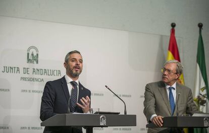 El consejero de Hacienda, Industria y Energía, Juan Bravo (i), y de Economía, Conocimiento, Empresas y Universidad, Rogelio Velasco (d), comparecen en rueda de prensa para presentar el proyecto de Ley de Presupuestos para 2020.