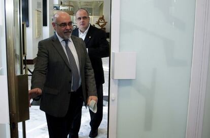 José Antonio Pastor, por delante de Joseba Egibar, en el Parlamento.