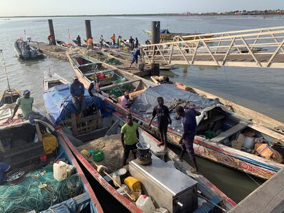 Muelle de la Armada gambiana, donde conviven pescadores, buques de guerra y pesqueros chinos, en Banjul, en 2020.