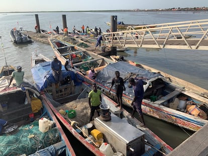 Muelle de la Armada gambiana, donde conviven pescadores, buques de guerra y pesqueros chinos, en Banjul, en 2020.