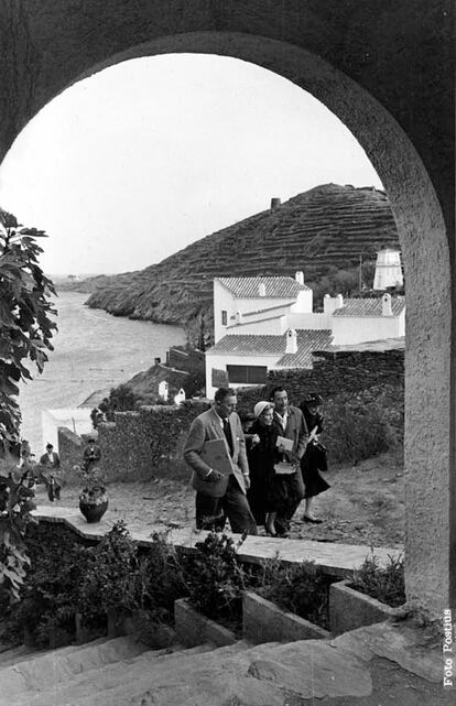 Walt Disney, Gala, Lilian Disney y Salvador Dalí paseando en Portillgat, Cadaqués, en 1957