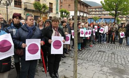 Concentraci&oacute;n por la joven de 26 a&ntilde;os asesinada por su marido en Llodio (&Aacute;lava) el pasado mi&eacute;rcoles. / alfredo aldai (efe) 