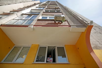 Un niño confinado en su casa en Bosnia y Herzegovina enseña un dibujo por la ventana, en abril de 2020.