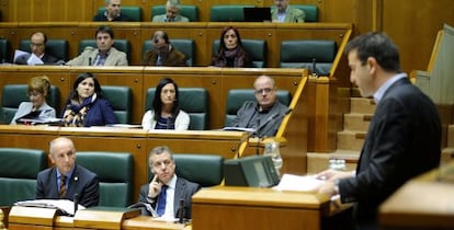 Urkullu escucha desde su escaño a Maneiro en el pleno de control.