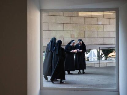 Una monja reparte papeletas entre compañeras de su congregación, en un colegio Santiago de Compostela.