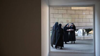 Una monja reparte papeletas entre compañeras de su congregación, en un colegio Santiago de Compostela.