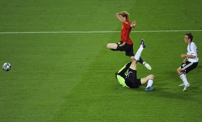 Fernando Torres marca el gol de la victoria de España en la Eurocopa 2008 ante Alemania.  