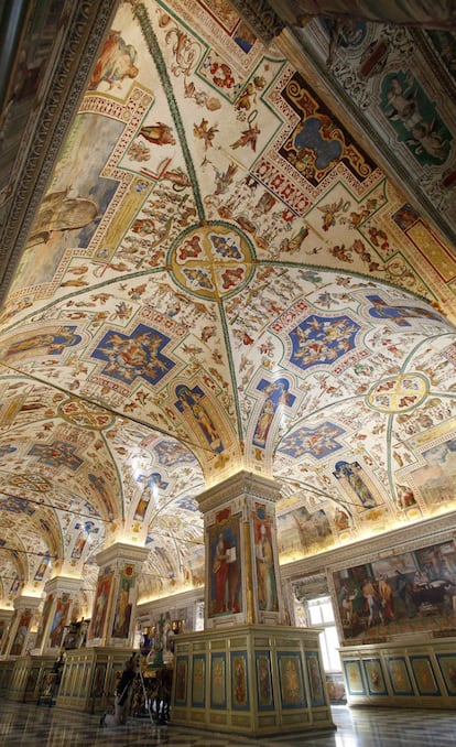 La Biblioteca Vaticana tiene el acceso limitado a los investigadores titulados y a los estudiantes que estén trabajando en una tesis y necesiten consultar los fondos vaticanos.