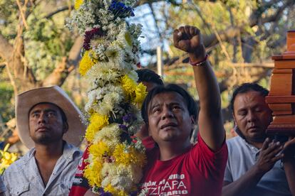 Un hombre levanta el puño durante el entierro del activista asesinado Samir Flores.