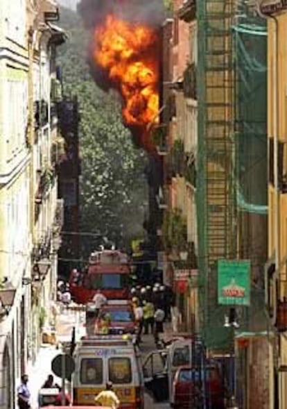 A las 13.15, empleados de la subestacin elctrica ponan en marcha un nuevo transformador. Cinco minutos despus se produca una fuerte explosin, que ha afectado levemente a cuatro trabajadores. El fuego se ha propagado con rapidez a un edificio colindante en construccin, en el que se han producido peque?as explosiones a causa de los materiales inflamables almacenados all.