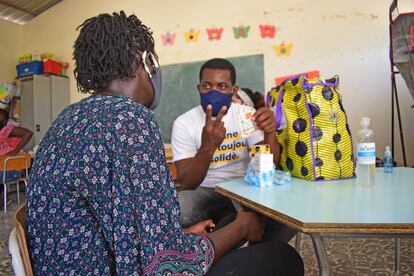 Entrega de equipos de aseo en La Plaine, Escuela San Carlos Borromeo (Haiti)