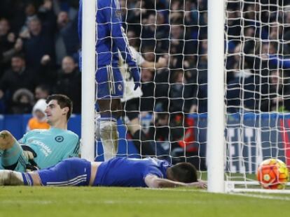 Courtois y Terry, tras encajar un gol.