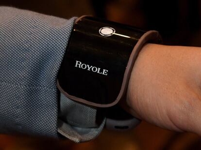 Zihong Liu, de la compañía Royole Corp enseña un prototipo del Royole FlexPhone, un móvil flexible. 
