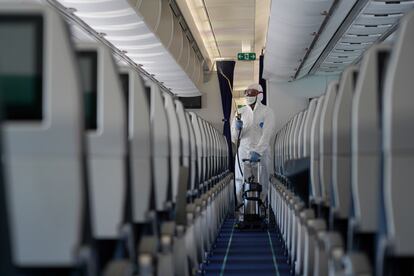 Martín desinfecta el interior de un avión un rato antes de su despegue