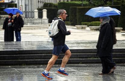 Un hombre sale a correr por los alrededores del Palacio Real en pantalón corto. El aumento de la humedad y el descenso de la temperatura están relacionados debido a una ley física elemental que nos indica que cuando dos cuerpos a distinta temperatura son puestos en contactos, sus temperaturas tienden a equilibrarse. Por esto, la atmósfera cálida transmite energía al agua que, debido a que viene de capas mucho más altas y más frías, se encuentra a menos temperatura. A este proceso se le conoce como equilibrio térmico y su relación con la humedad viene porque es una transmisión de calor desde la atmósfera hacia la gota de agua, que absorbe el calor de la atmósfera y, buena parte de ella se evapora pasando a esta en forma de humedad.