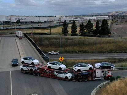 Un tráiler con coches nuevos de Tesla saliendo de la fábrica de Fremont (California, EE UU), el 13 de mayo.