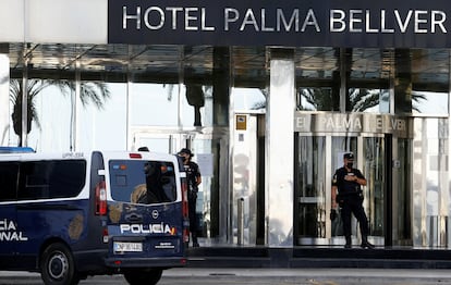 Policía en el acceso del hotel Palma Bellver, el lunes. 