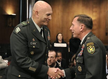 El general Raymond Odierno, a la izquierda, saluda a David Petraeus, a la derecha, en una fotografía de archivo.