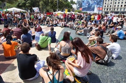 Una asamblea en la plaza de Catalunya en Barcelona este mediodía.