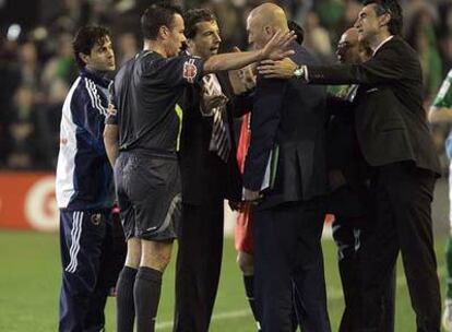 Los delegados de los dos equipos discuten en pleno partido.