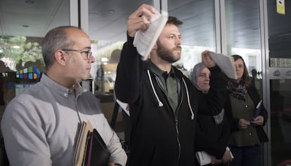 Concejales del Ayuntamiento de Badalona rompen el auto del juez.