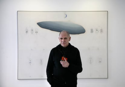 Albert Porta, 'Evru', posa delante de 'After the Eclipse, 1976' en la muestra del artista en la Fundación Suñol de Barcelona.