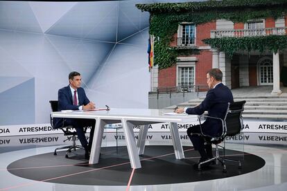 Pedro Sánchez y Alberto Núñez Feijóo, durante el debate.