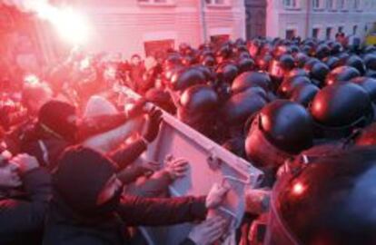 Los manifestantes se enfrentan a la polic&iacute;a en la calles de Kiev.