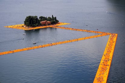 Christo creó 'The Floating Piers' en 2016, un puente flotante envuelto en tela en el lago italiano de Iseo.