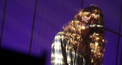 Victoria Legrand, cantante y teclados de Beach House, anoche durante su actuación en el FIB.