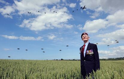 Frederick Glover, veterano británico de la Segunda Guerra Mundial posa para una foto durante la exhibición de soldados paracaidistas en un acto conmemorativo del 70 aniversario del desembarco de Normandía.