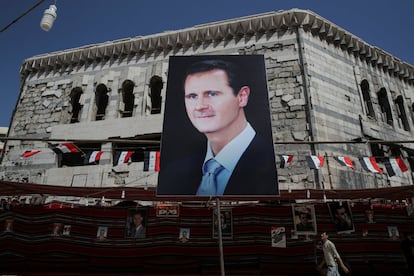 Um cartaz do presidente sírio Bashar a o-Assad em Douma, às periferias de Damasco, o 17 de setembro de 2018.