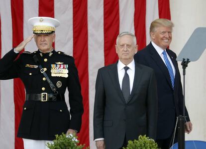 Trump sonrie mientras el jefe del Estado Mayor de EEUU y el secretario de Defensa, Jim Mattis, se cuadran en el homenaje a los ca&iacute;dos en Arlington.