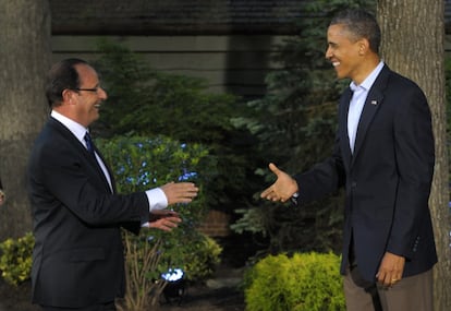 A Hollande, quien se estrenaba en este tipo de reuniones, Obama le dijo bromeando: "¡Te dijimos que podías venir sin corbata!". Ambos se habían reunido por la mañana en la Casa Blanca.