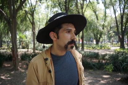 Gibrán Salazar paseando por el Parque de los Venados, al sur de Ciudad de México, el miércoles 26 de abril.