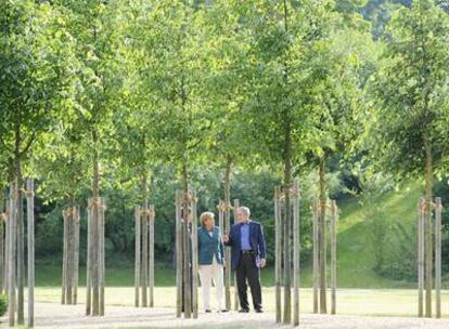 Bush y Merkel pasean por el parque que rodea el castillo de Meseberg, la residencia para invitados del Gobierno alemán.