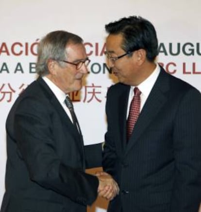 El presidente del Banco Industrial y Comercial de China (ICBC), Wang Xiquan (d), saluda al alcalde de Barcelona, Xavier Trias (i), durante la inauguración hoy en Barcelona de su segunda oficina en España.