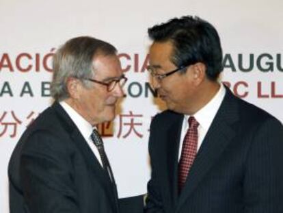 El presidente del Banco Industrial y Comercial de China (ICBC), Wang Xiquan (d), saluda al alcalde de Barcelona, Xavier Trias (i), durante la inauguración hoy en Barcelona de su segunda oficina en España.