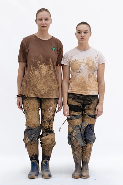 A la izquierda Emilie Billod, 20 años (Luxemburgo) y Mariel Claustre, 19 años (Francia), ambas, estudiantes de Veterinaria en Moncada, Valencia. 
Fueron voluntarias en Paiporta y Benetusser al menos dos días cada una.
Billod: “Ver a tanta gente, incluyéndome a mí, ayudando en las zonas afectadas me hizo volver a creer en la humanidad”. Claustre: “Los voluntarios sacaron lo mejor de lo que tenían y manejaron las cosas de forma bastante asombrosa dada la extrema falta de organización”.