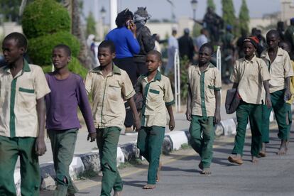 Un grupo de estudiantes liberado en el norte de Nigeria camina hacia un edificio del gobierno, este viernes en Katsina.