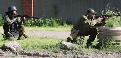 Milicianos prorrusos toman posición este miércoles en Donetsk.