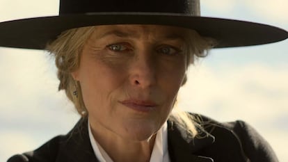 Gillian Anderson una de las protagonistas de la serie Los abandonados de Netflix.
