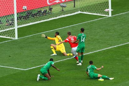 El centrocampista ruso Denis Cheryshev (de rojo en el centro) chuta para marcar el segundo gol del encuentro.