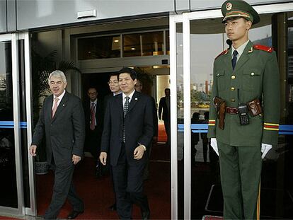 El presidente de la Generalitat, Pasqual Maragall, y el viceministro de Exteriores de China, Li Hui, tras la reunión que ayer mantuvieron en Pekín.